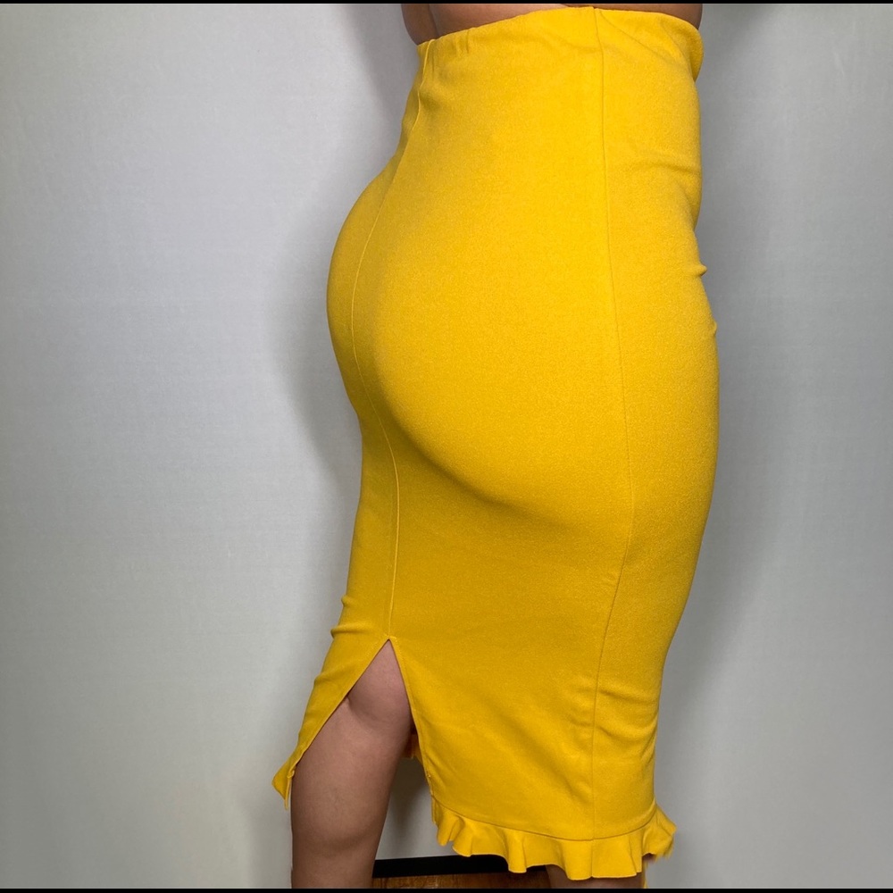 Yellow pencil skirt